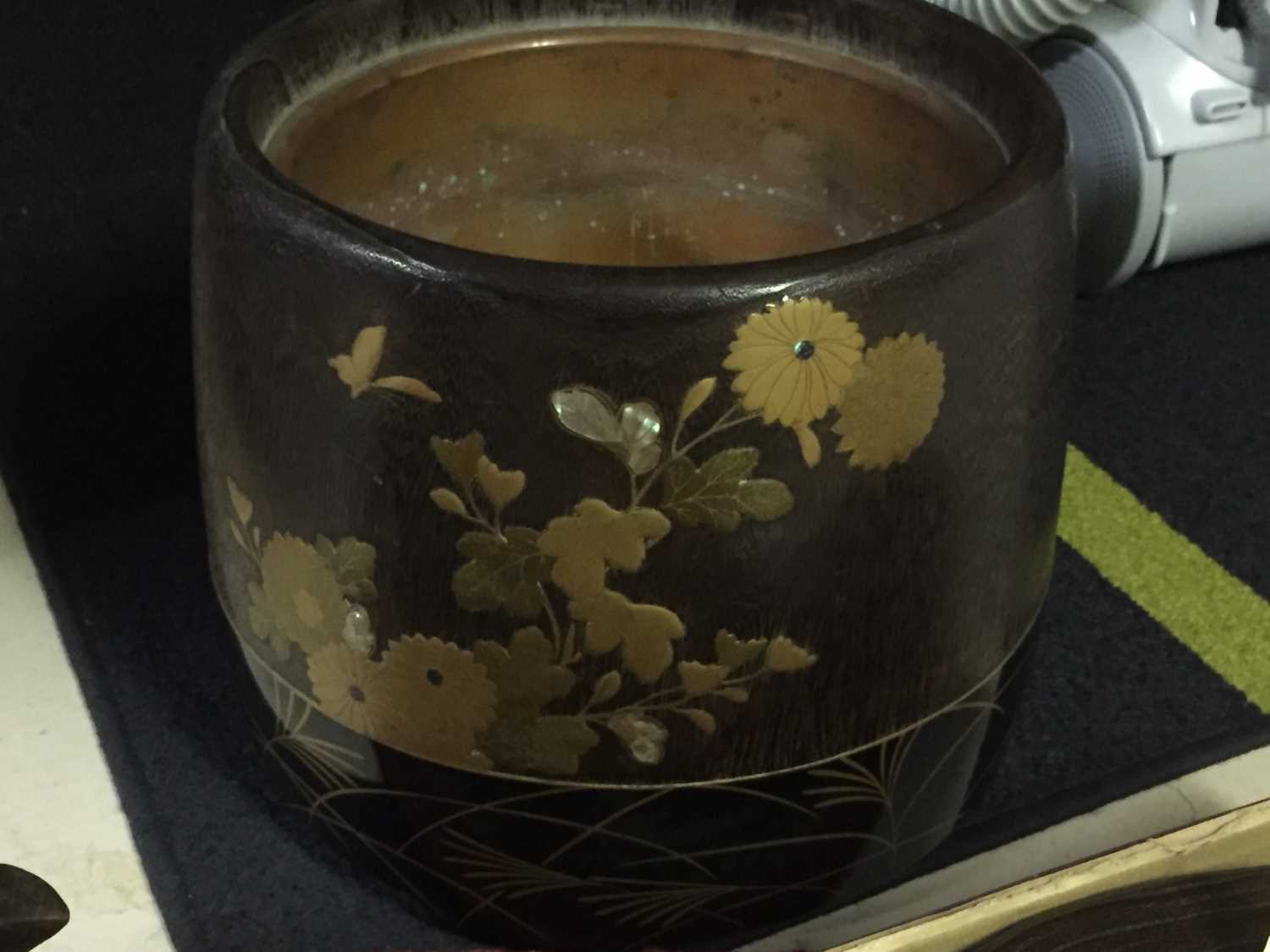 Makie hibachi Kanazawa  Paulownia wood, gold inlay
